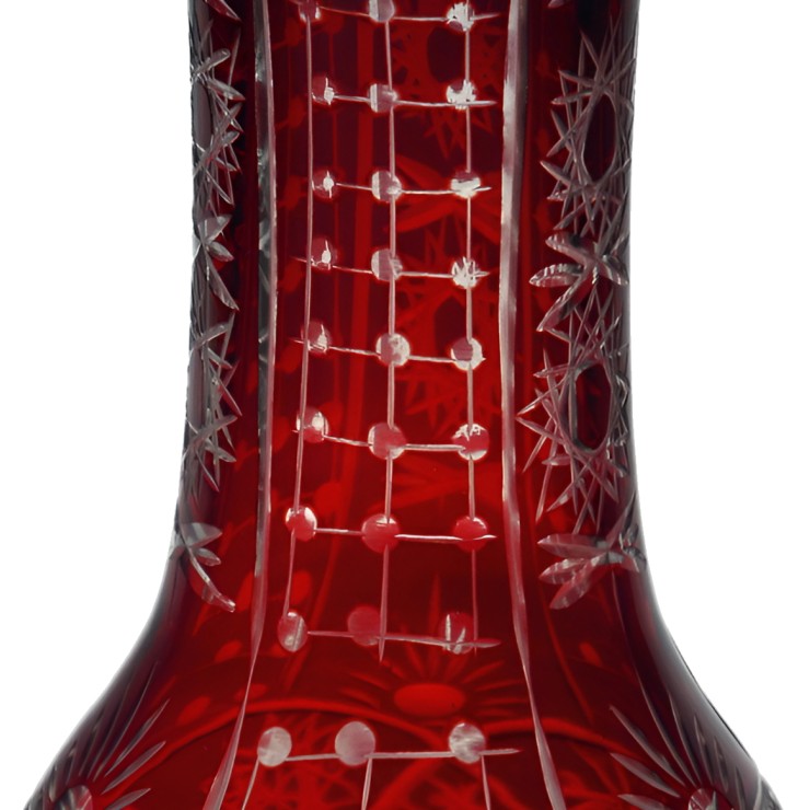 Böhmische Rote Bleikristallvase, Vintage Handgeschnittenes Glas, Elegantes Dekoratives Stück, Sammlerstück Als Mittelpunkt Für Zuhause Oder Büro